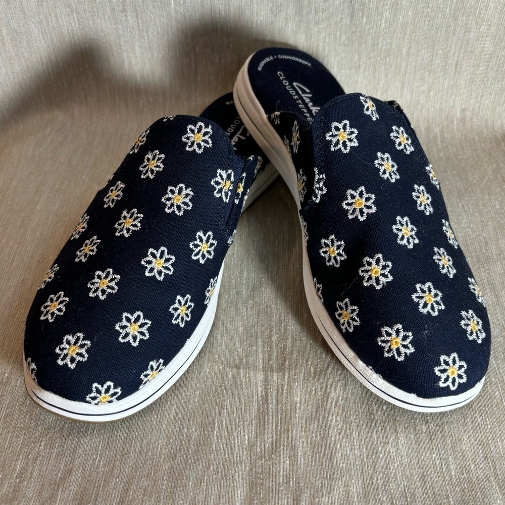 CLARKS CLOUDSTEPPER Sz 8 Slip On Comfort Mules With Daisies